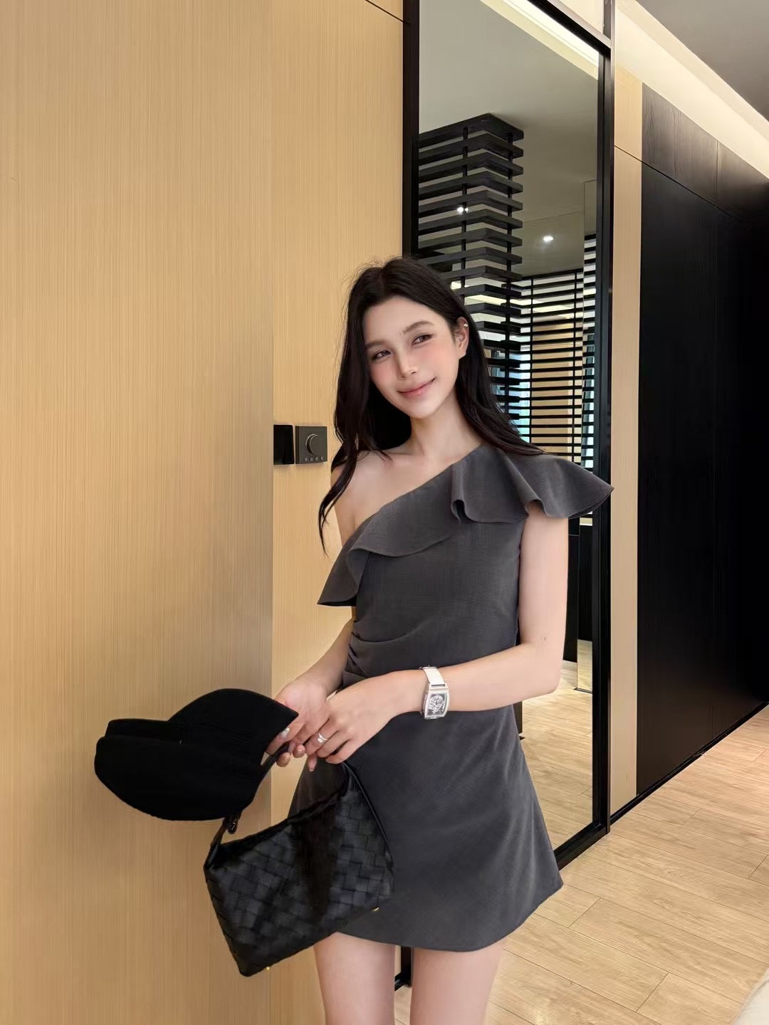 [Celebrity] Off-shoulder Designer Dress