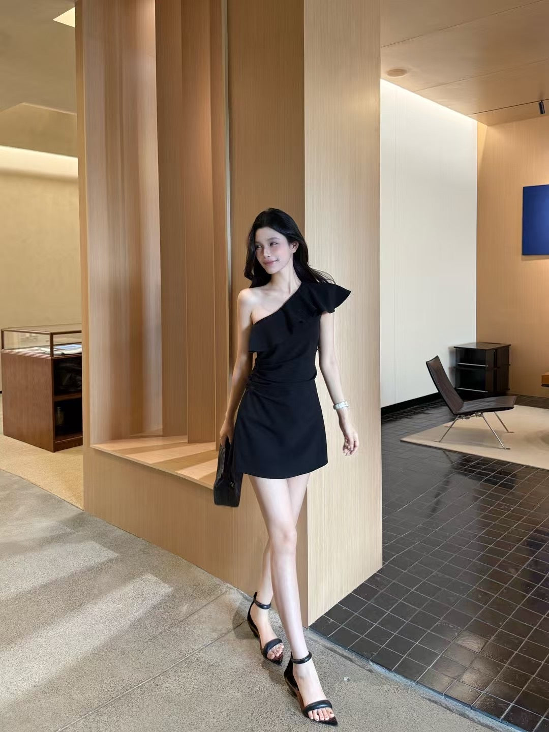 [Celebrity] Off-shoulder Designer Dress