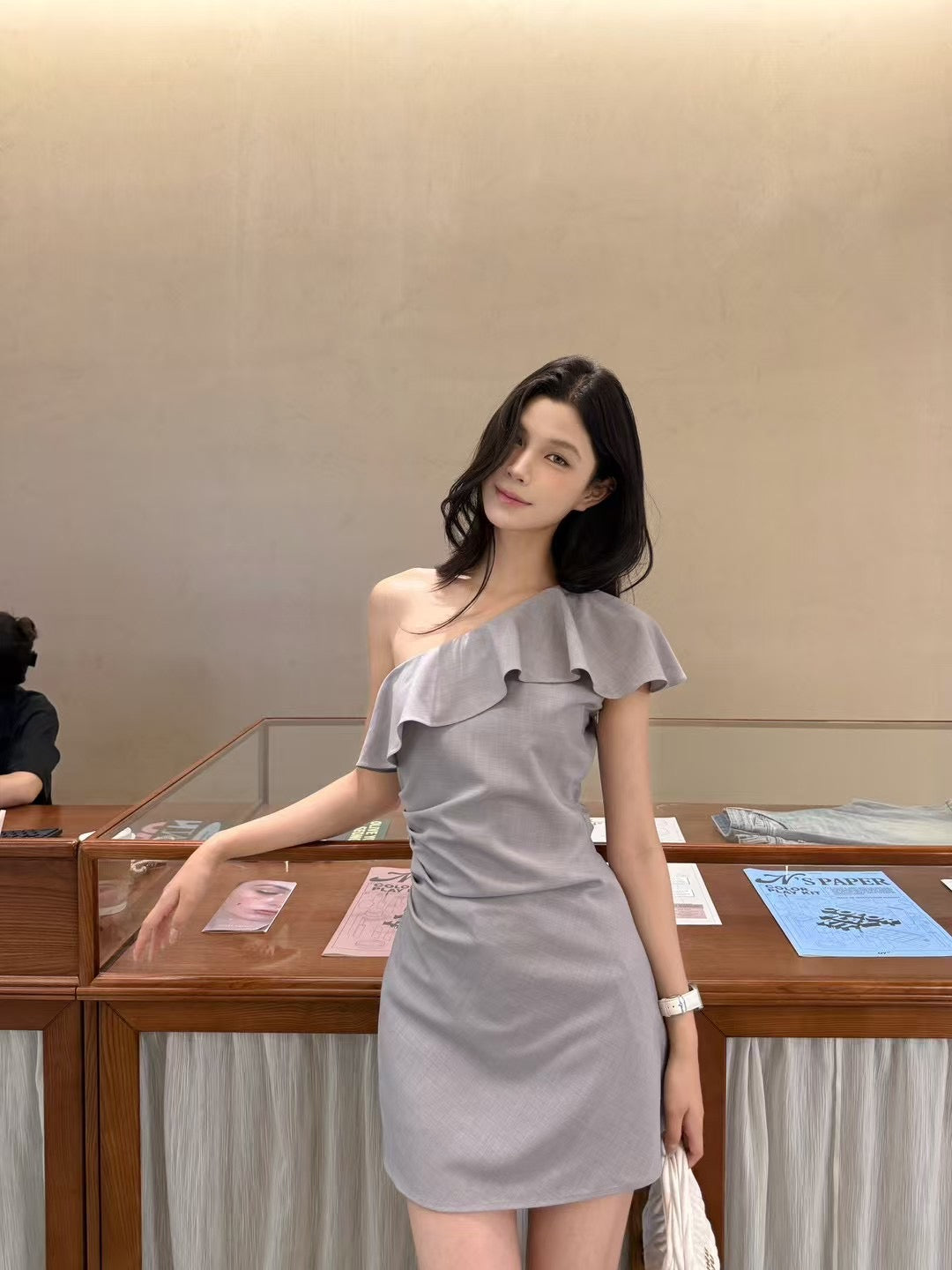 [Celebrity] Off-shoulder Designer Dress