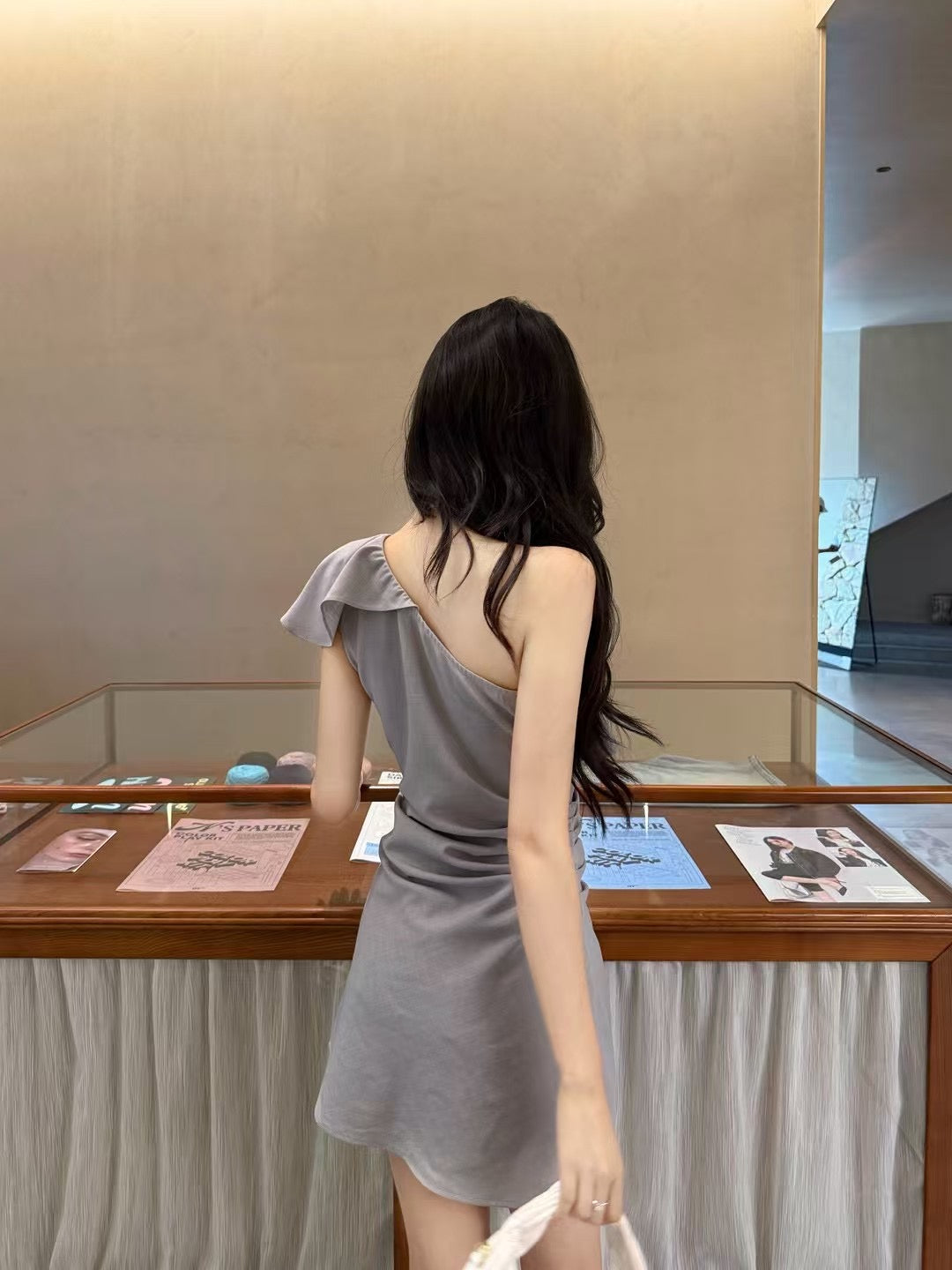 [Celebrity] Off-shoulder Designer Dress