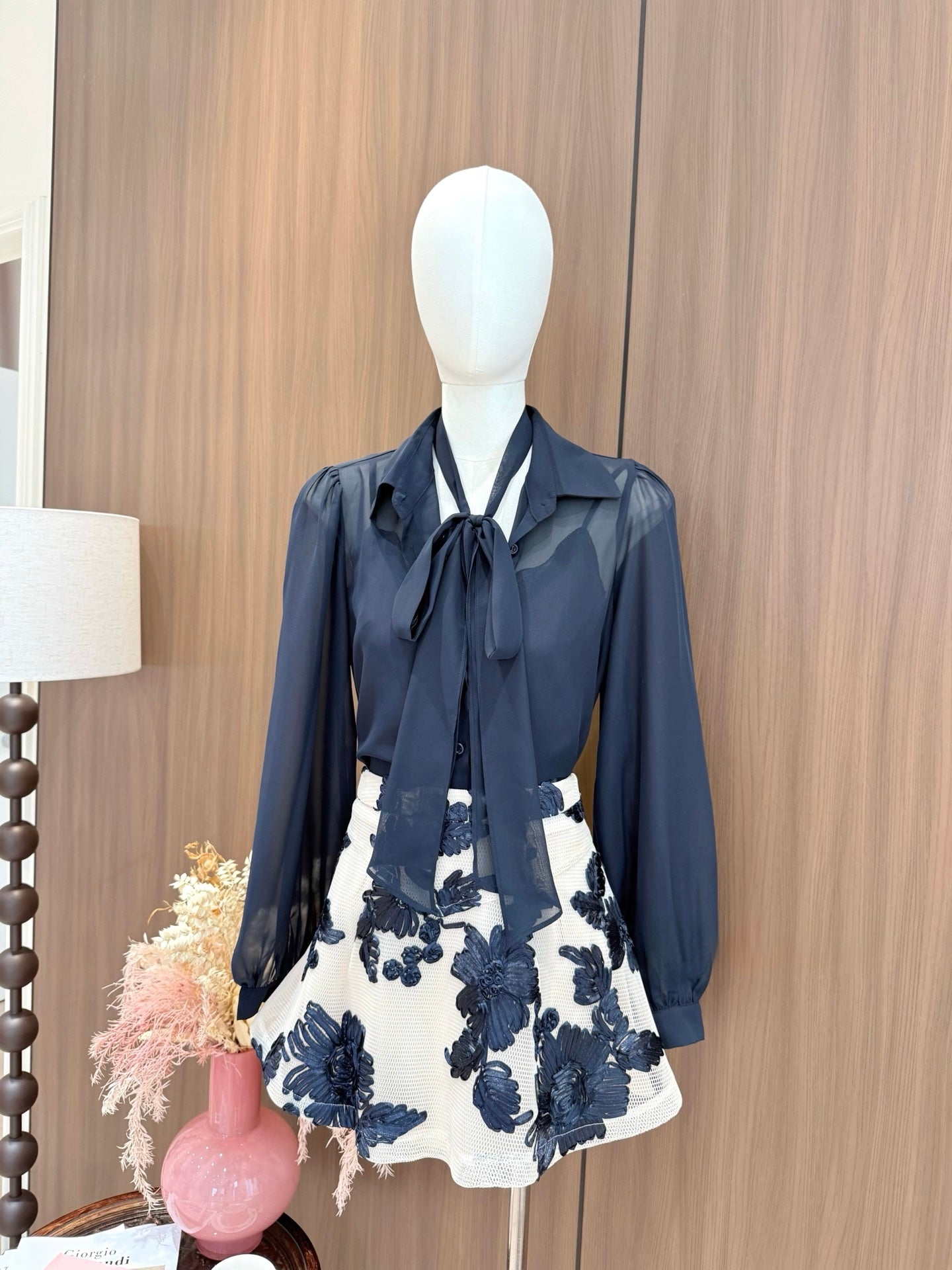 [Bestseller] French Tie-Neck Bow Chiffon Blouse (Q1382)