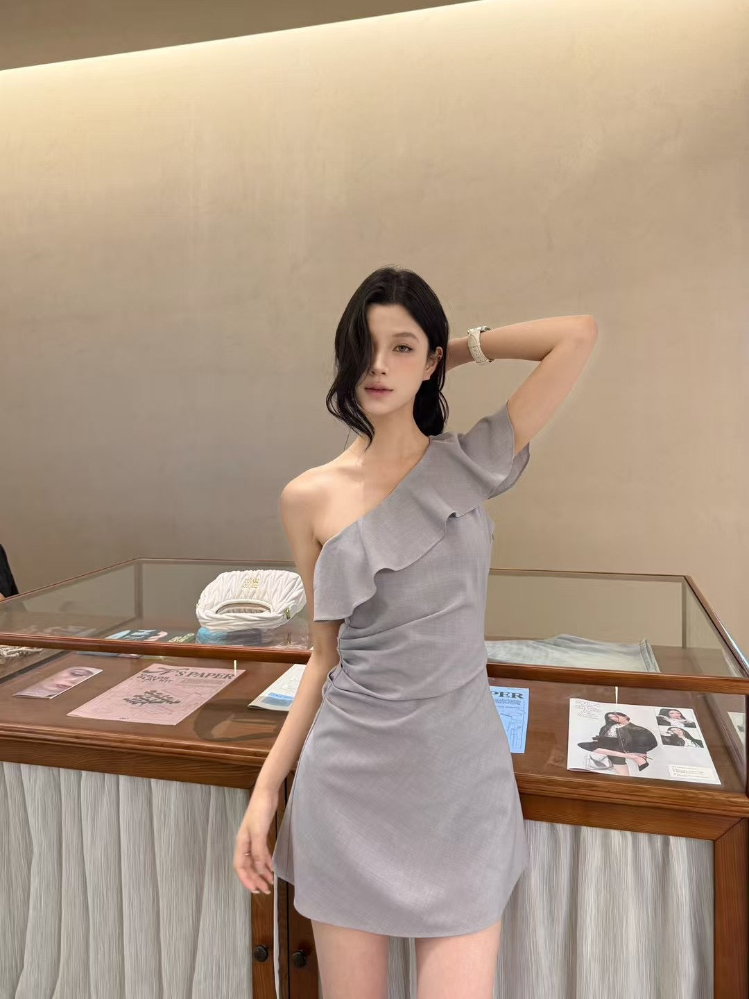 [Celebrity] Off-shoulder Designer Dress