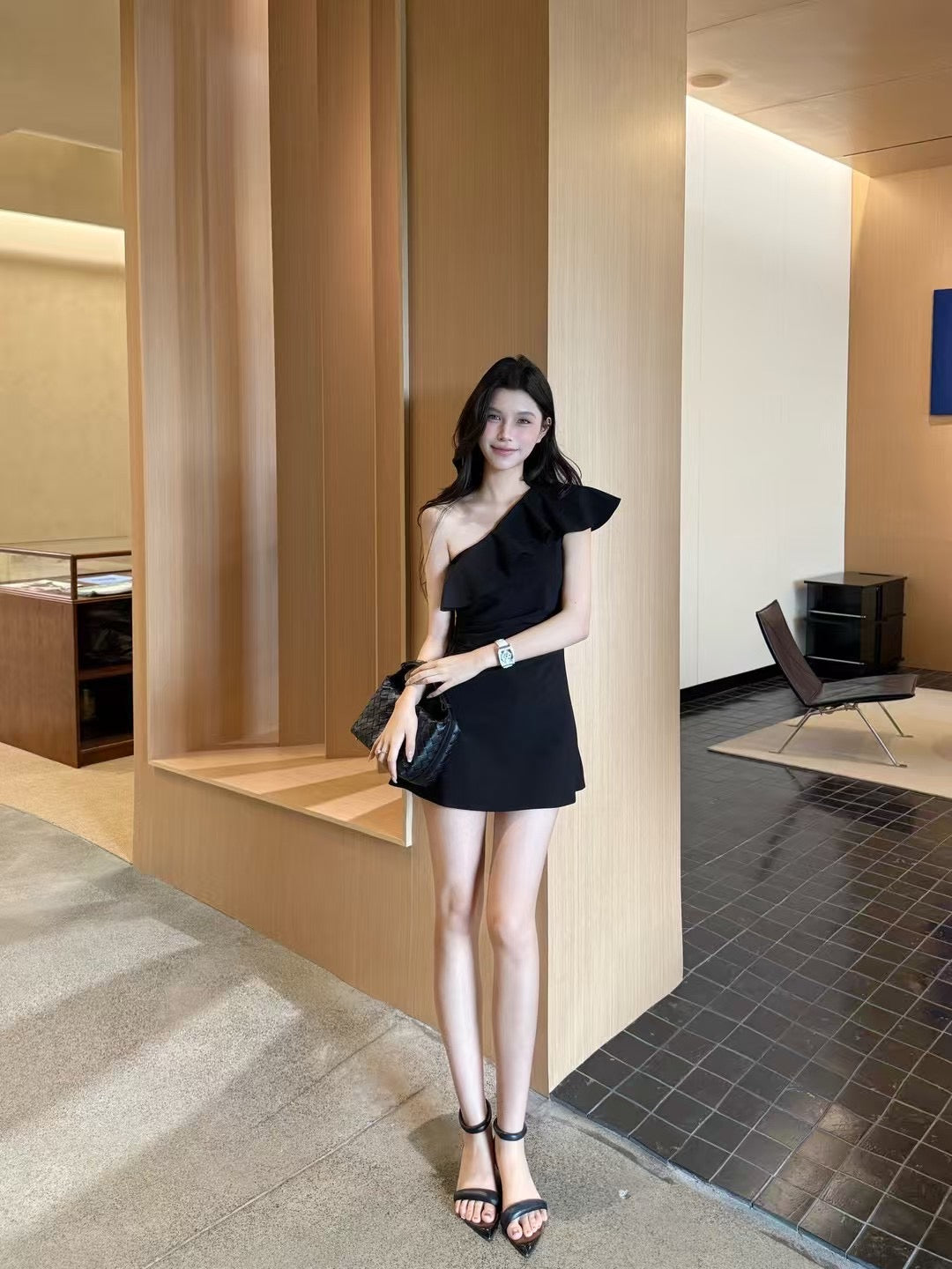 [Celebrity] Off-shoulder Designer Dress