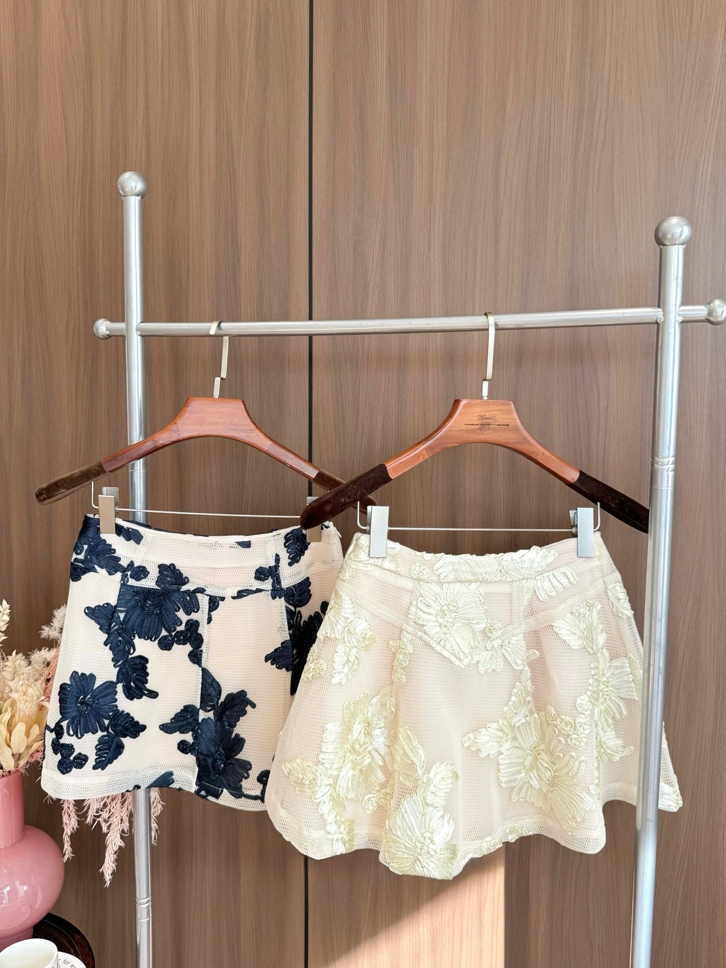 [Bestseller] French Heavy Floral Embroidery Mini Skirt (Q1389)