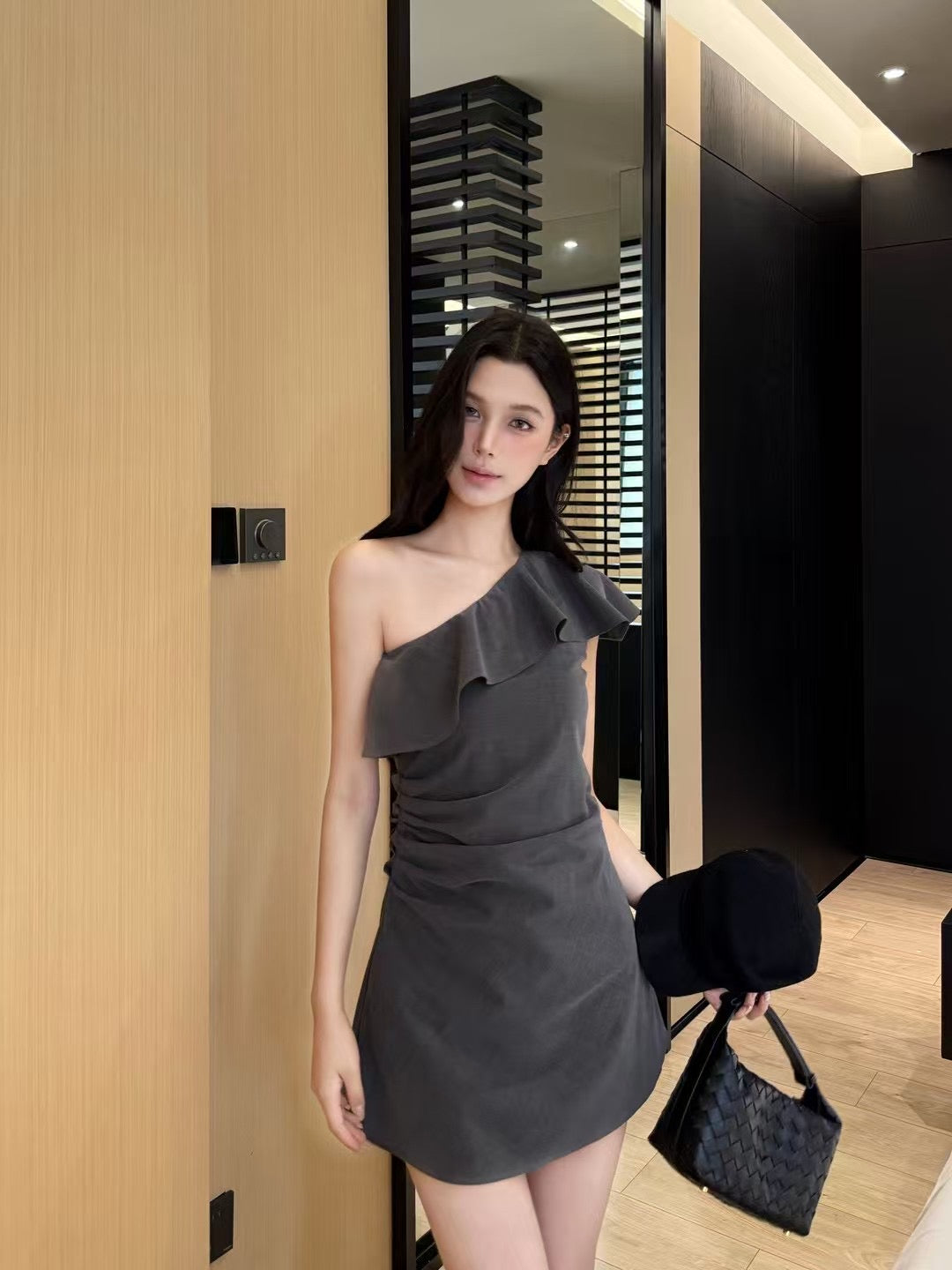 [Celebrity] Off-shoulder Designer Dress