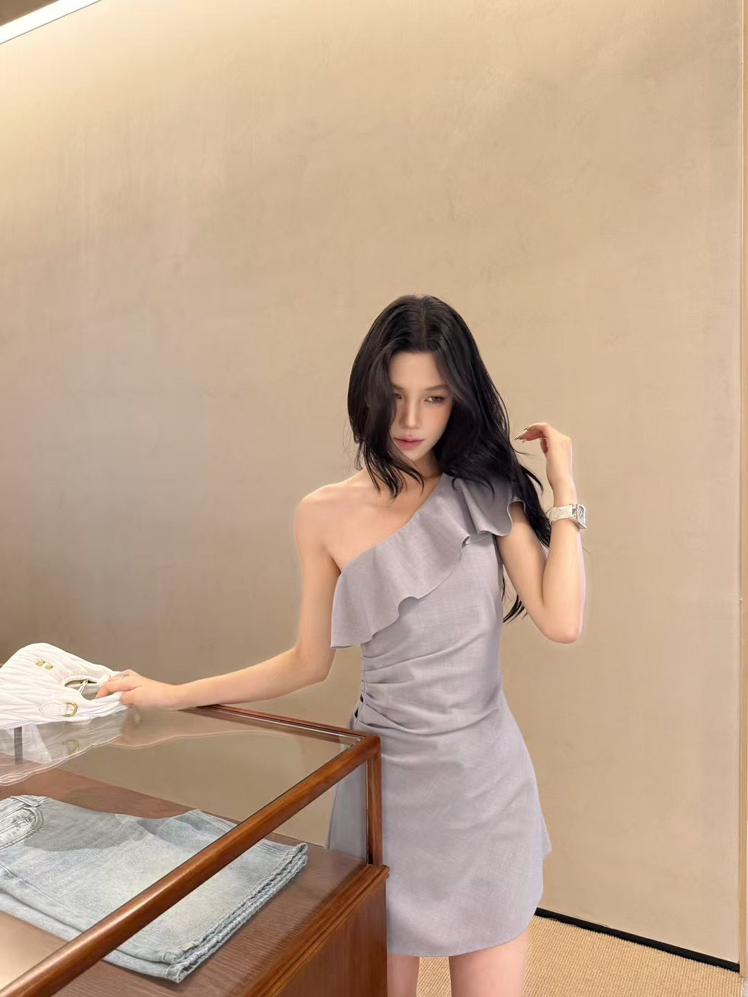 [Celebrity] Off-shoulder Designer Dress