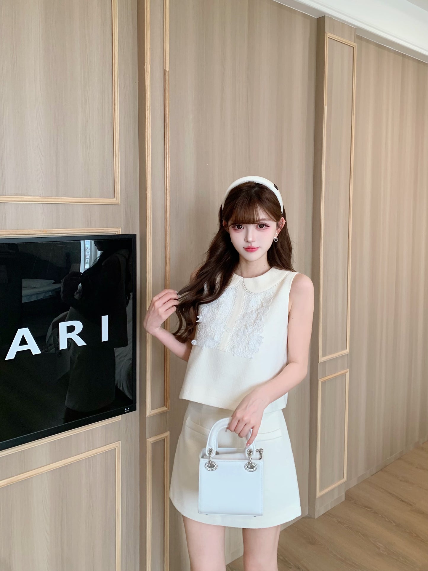 [Celebrity] Embroidered Short-sleeve Top + Skirt Set (Q1103)