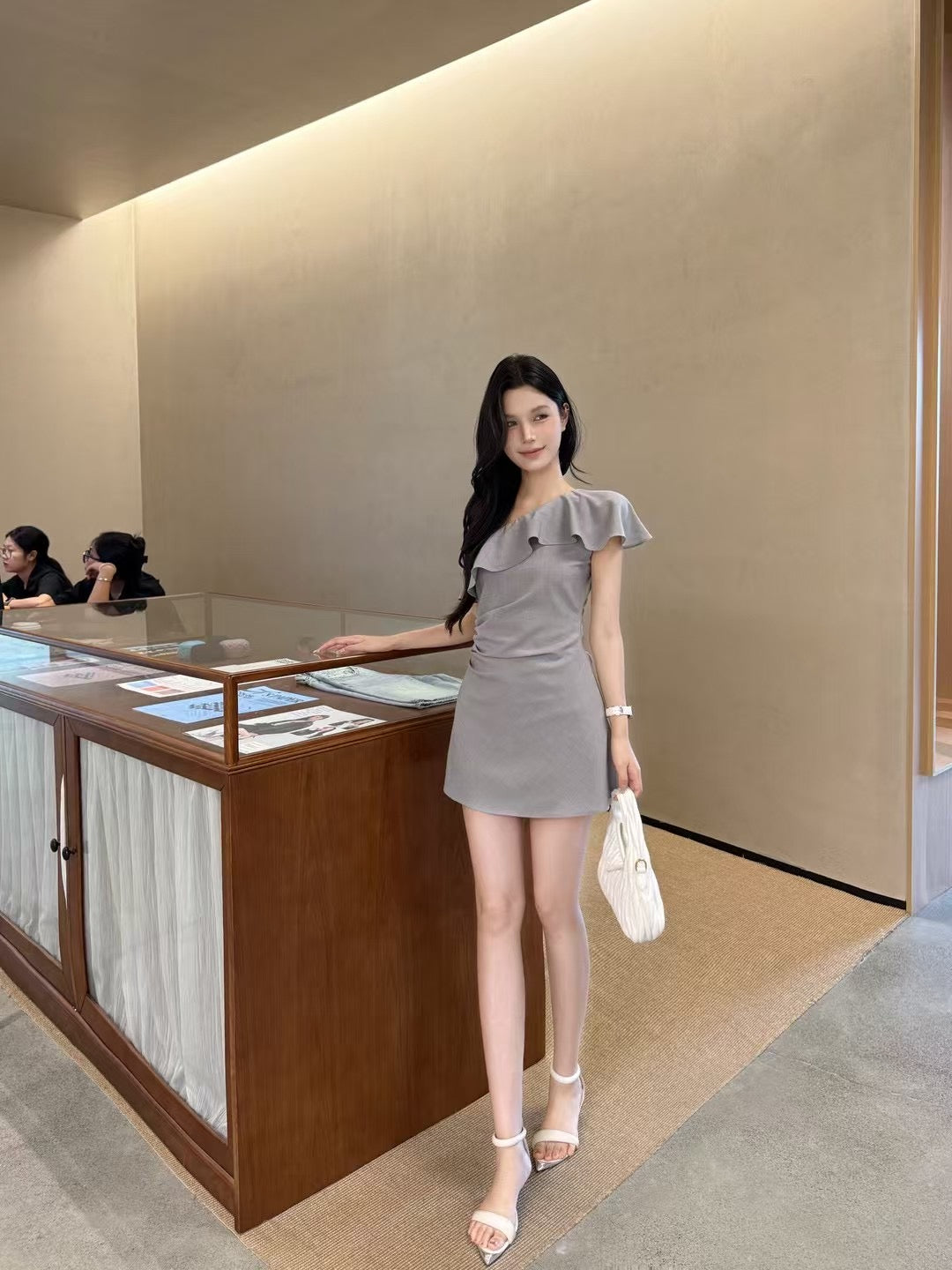 [Celebrity] Off-shoulder Designer Dress