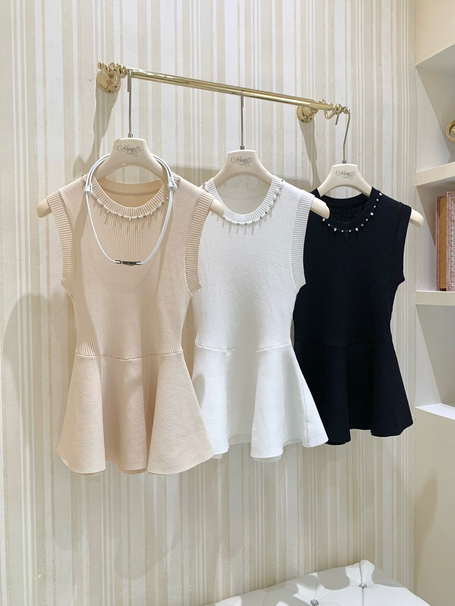 [Chic] Waist-Flare Sleeveless Knit Blouse with Belt (QF080)