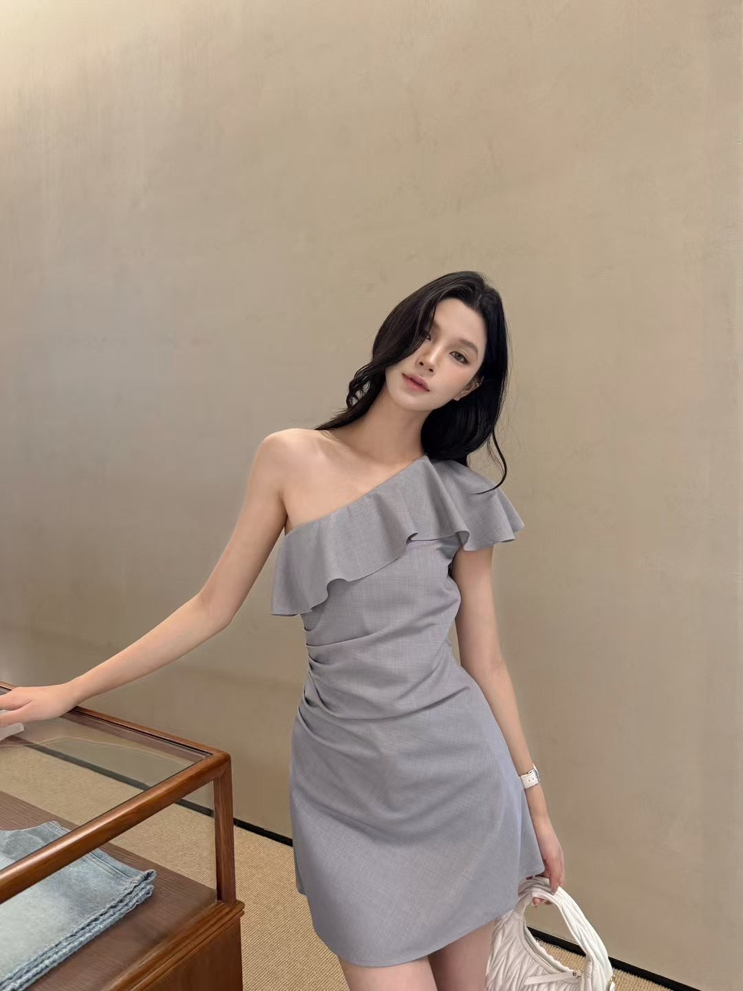 [Celebrity] Off-shoulder Designer Dress