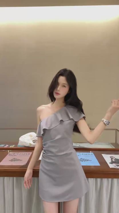 [Celebrity] Off-shoulder Designer Dress