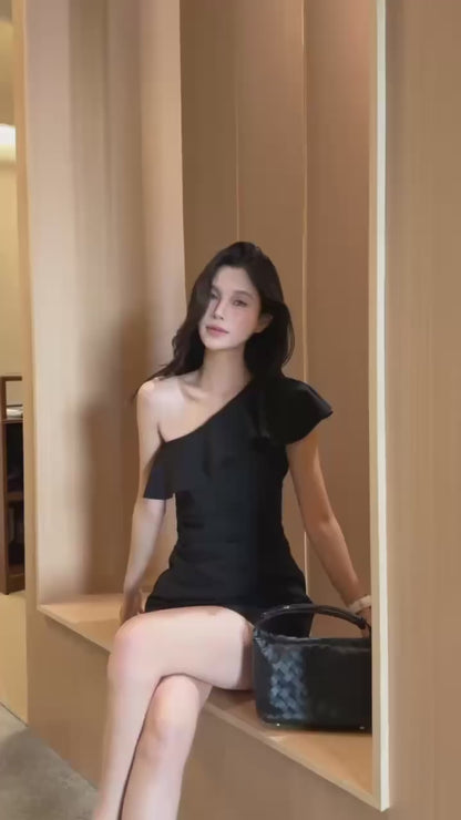 [Celebrity] Off-shoulder Designer Dress